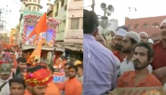 Muslims shower flowers at Hanuman Jayanti procession amid &#039;Jai Shri Ram&#039; chants in Bhopal- WATCH viral video