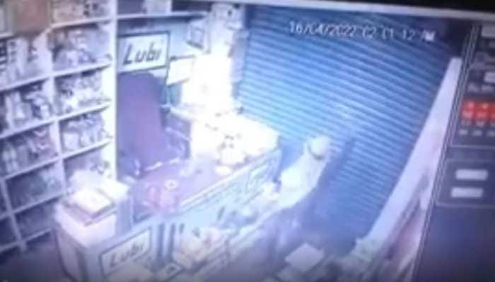 Thief starts dancing after robbing hardware store in UP&#039;s Chandauli- Watch