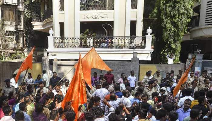 High drama at Matoshree as Navneet Rana decides to recite Hanuman Chalisa outside Uddhav&#039;s house