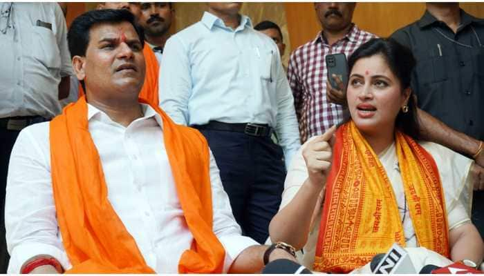 Hanuman Chalisa row: MP Navneet Rana, MLA husband Ravi Rana drop protest plan at Uddhav Thackeray&#039;s residence