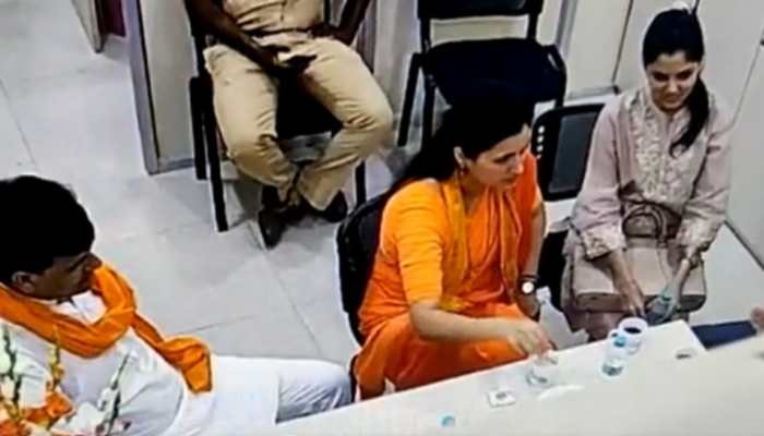 Hanuman Chalisa row: Mumbai Police counters Navneet Rana&#039;s &#039;inhumane treatment&#039; claim, shares new video- Watch