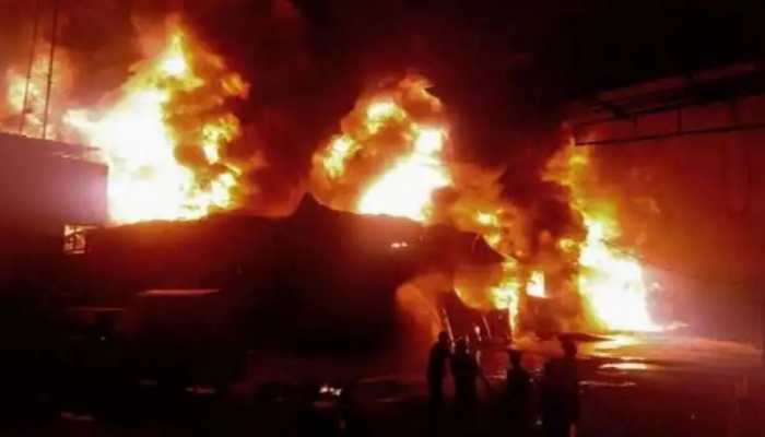 Massive fire breaks out at Delhi&#039;s Bhalaswa dump yard, 12 fire tenders on spot