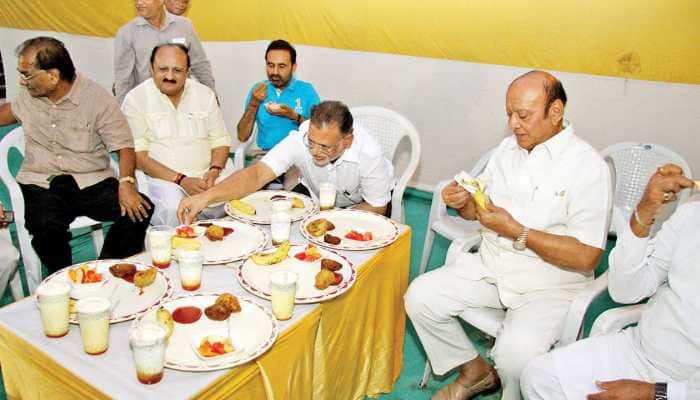 Iftar party organized at Congress Headquarters | Zee News