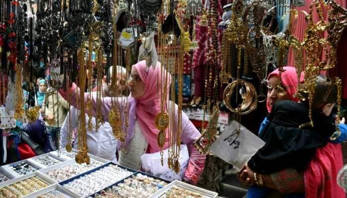 Jammu and Kashmir sees markets abuzz with shoppers ahead of Eid-ul-Fitr  2022 | India News | Zee News