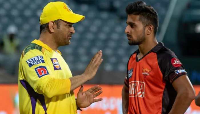 IPL 2022: MS Dhoni shares tips with IPL&#039;s fastest bowler Umran Malik after CSK vs SRH game - Watch 