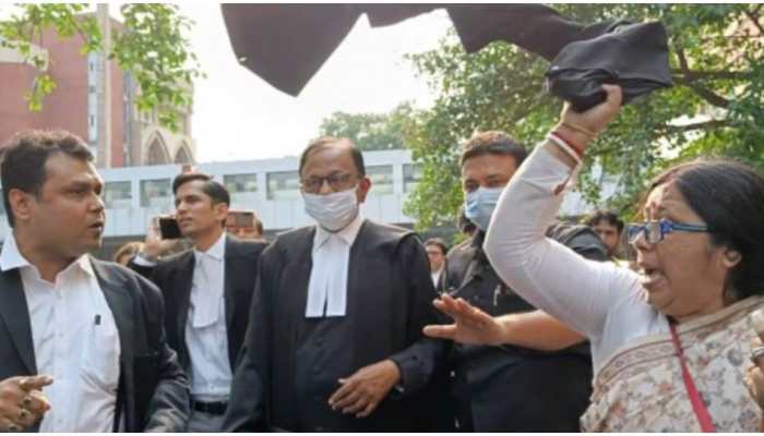 &#039;TMC Ka Dalal&#039;: Lawyers heckle P Chidambaram at Calcutta High Court premises- Watch Video