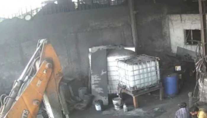 Shocking! Two killed after crane tyre explodes while air being refilled - Watch here Shocking! Two killed after crane tyre explodes while air being refilled - Watch here