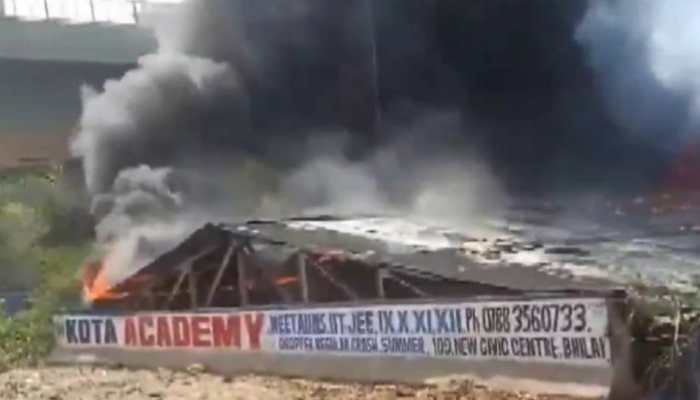 Chhattisgarh: Huge fire breaks out at Nehru Nagar Under Bridge, see shocking visuals