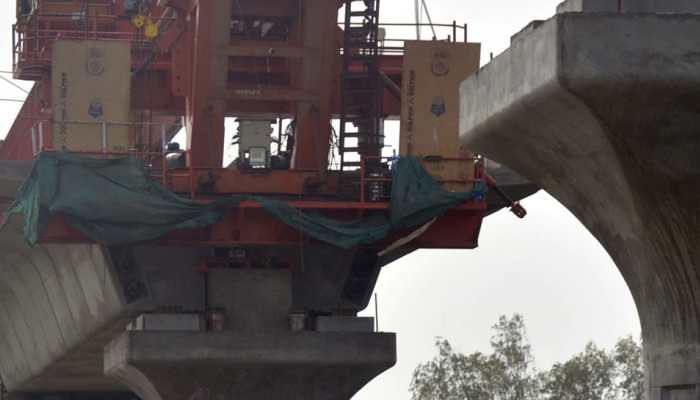 50-tonne cemented segment of Delhi-Meerut corridor falls on road after crane wire breaks 50-tonne cemented segment of Delhi-Meerut corridor falls on road after crane wire breaks