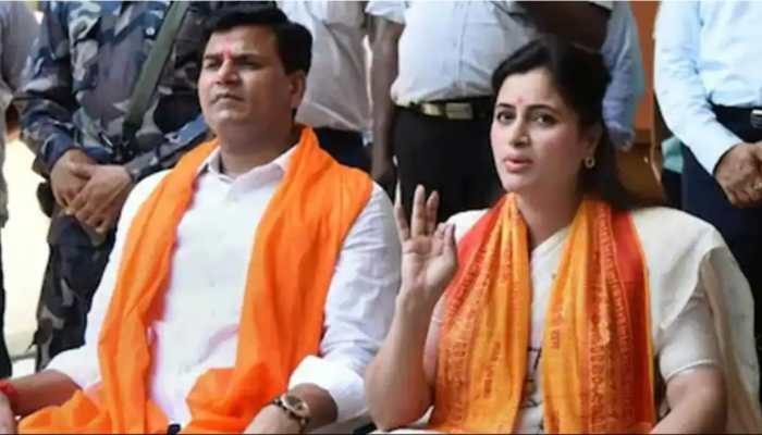 For &#039;Sadbuddhi to Uddhav Thackeray&#039;, MP Navneet Rana husband to pray at Delhi Hanuman Temple