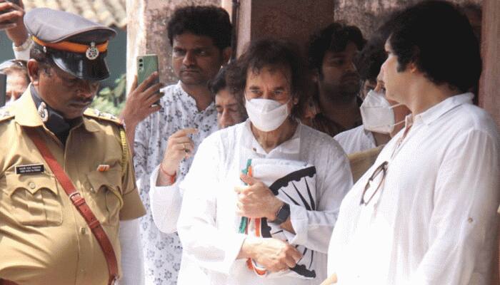 This PIC of Ustad Zakir Hussain from Pandit Shivkumar Sharma&#039;s funeral will leave you teary-eyed