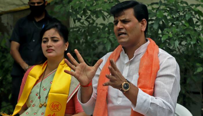 Navneet Rana, Ravi Rana recite Hanuman Chalisa in Delhi - WATCH