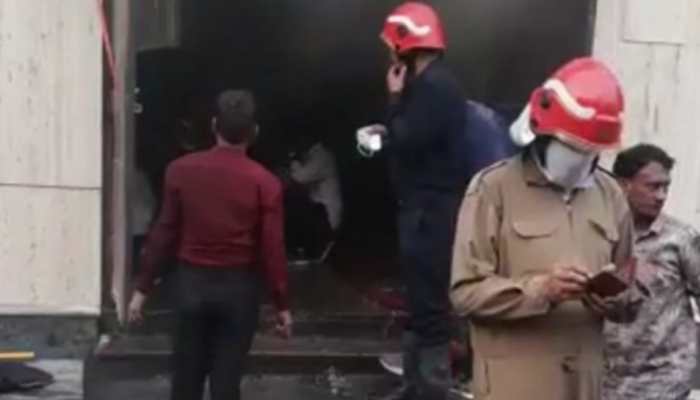 One killed as fire breaks out at a banquet hall in Delhi&#039;s Ashok Vihar