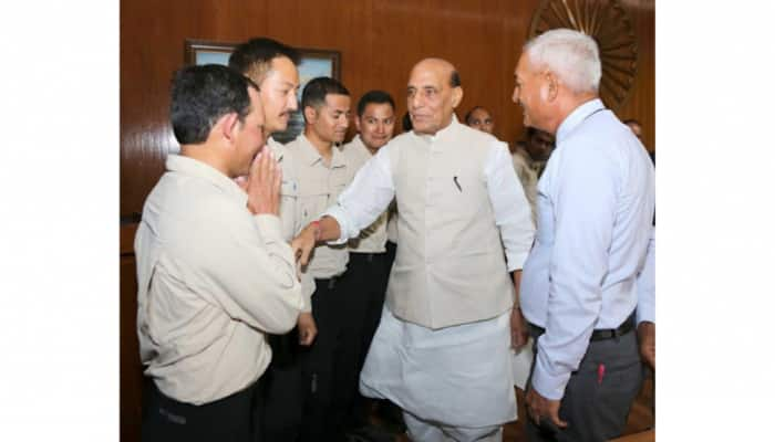 Rakshya Mantri Rajnath Singh interacts with TMR to applaud their work