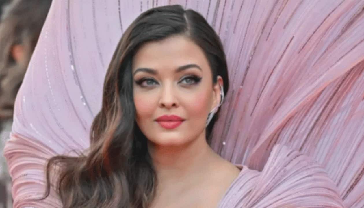 Aishwarya Blue Sex Video - Aishwarya Rai Bachchan gets a warm hug from a fan at Cannes 2022, video  goes viral | People News | Zee News