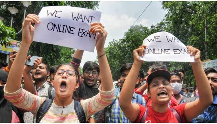 Calcutta University&#039;s students hold protest, demand online examinations