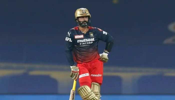IPL 2022: Big blow for RCB, Dinesh Karthik gets reprimanded for breaching Code of Conduct ahead of Qualifier 2 against RR