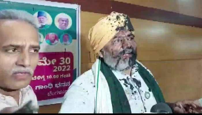 Attackers throw ink at Rakesh Tikait, chant &#039;Modi-Modi&#039;- Watch