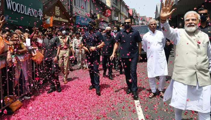 PM Narendra Modi stopped his car in Shimla and approached this girl; Here&#039;s why