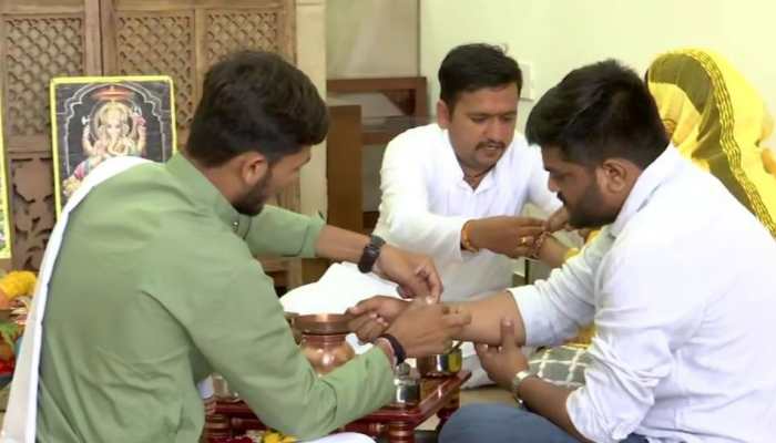 Ahead of joining BJP, Hardik Patel performs pooja, calls himself &#039;small soldier&#039; serving nation under PM Modi