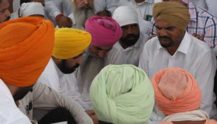 Punjab CM Bhagwant Mann visits Sidhu Moosewala&#039;s home in Mansa, expresses condolences to family