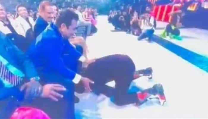 IIFA 2022: Yo Yo Honey Singh touches music maestro A R Rahman&#039;s feet, watch Video