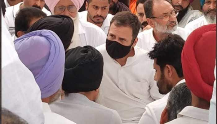 Rahul Gandhi visits slain Punjabi singer Sidhu Moosewala&#039;s house in Punjab 