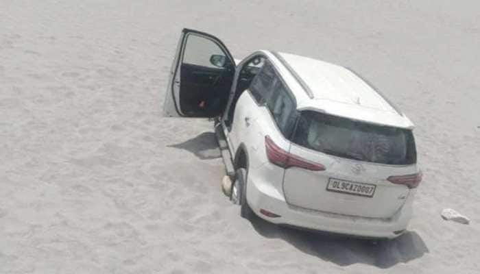 Leh Police slaps Rs 50,000 fine on Jaipur couple for driving Toyota Fortuner on Ladakh&#039;s sand dunes