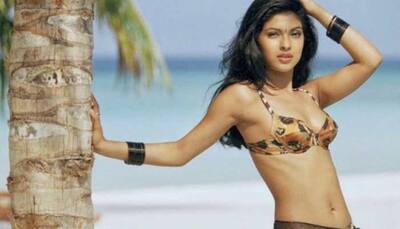Priyanka Chopra poses in bikini, bindi and bangles in a throwback pic from 2000, Nick Jonas reacts!