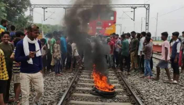 Agneepath protest rages in Bihar: 22 trains cancelled, 6 diverted - Check  complete list here | India News | Zee News