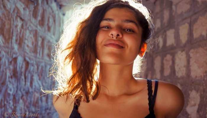 Taarak Mehta Ka Ooltah Chashmah's Sonu aka Nidhi Bhanushali teases her mirror selfie in a hot bikini pic, fans react 'tu to badal gae re...'