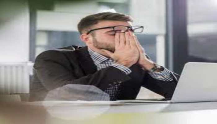 Boss gets offended over employee's 'Hey' on WhatsApp, calls it unprofessional, netizens react