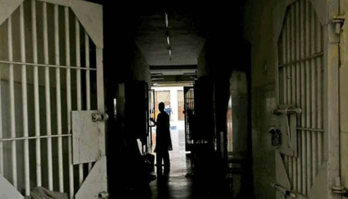 Minor girl helps boyfriend escape police lockup in Gujarat