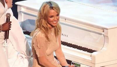 Britney Spears goes full monty inside the pool, teases her naked pics!