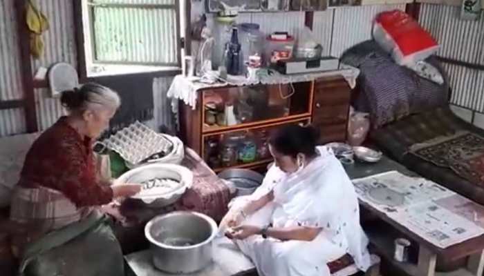 Watch: It&#039;s CM Mamata Banerjee teaching us how to make delicious Momos!