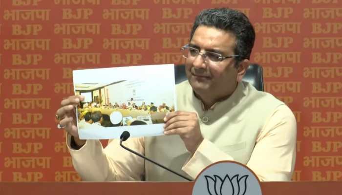 As ex-VP Hamid Ansari denies link with Pak journalist, BJP shares old photo to back its claim