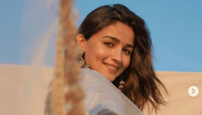 Mommy-to-be Alia Bhatt flaunts baby bump during Darlings promotions, check photo
