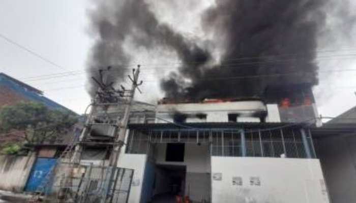 Fire breaks out in two factories in Delhi&#039;s Lawrence road, no casualties
