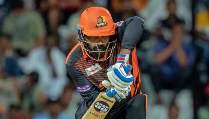 WATCH: Fans chant Dinesh Karthik’s name in front of Murali Vijay, here’s how batter reacted