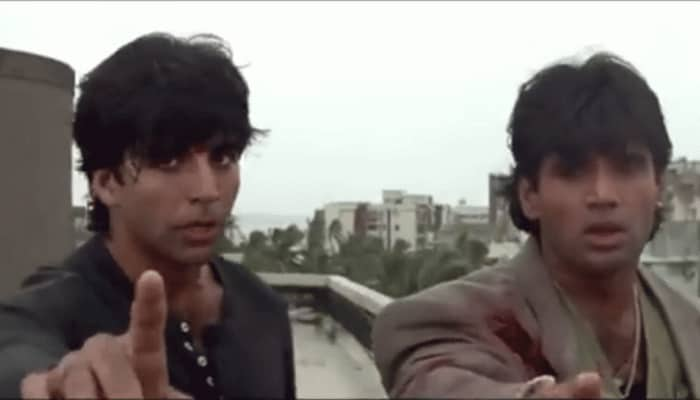 Bizarre &#039;statue&#039; scene of Akshay Kumar-Suniel Shetty from &#039;Sapoot&#039; sparks laughter riot among fans: Viral video