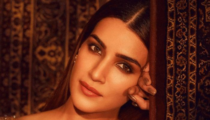 EXCLUSIVE: Fans mob Shehzada sets in Haryana to wish Kriti Sanon on her birthday | People News | Zee News