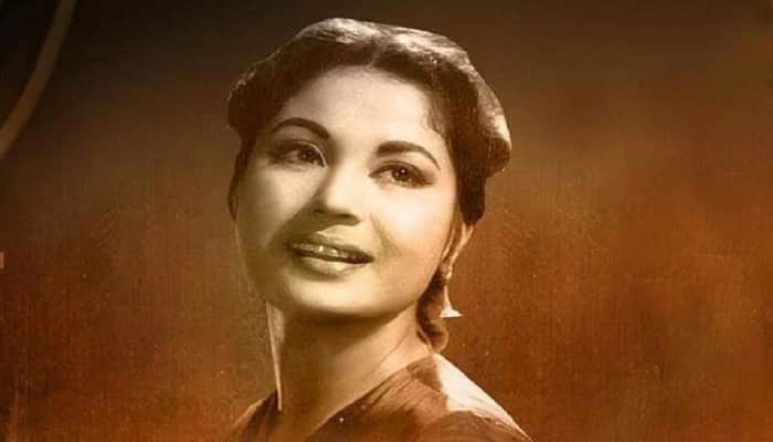 Meena Kumari Birth Anniversary: Abandoned child, forced to act, painful  love life, early death- a look at the life of Bollywood's 'Tragedy Queen' |  People News | Zee News