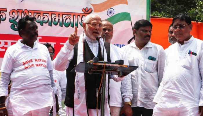 PM Narendra Modi&#039;s brother Prahlad stages dharna in Delhi, demands compensation for loss on rice, wheat, sugar