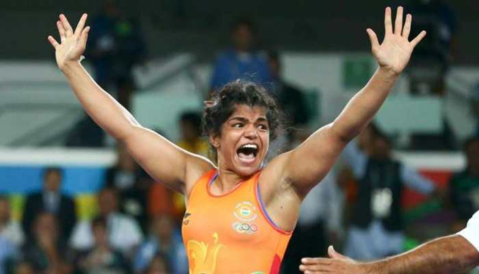 Sakshi Malik wins maiden gold in CWG, beats Canada's Godinez Gonzalez in 62 kg