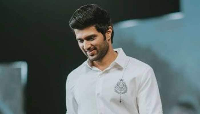 Vijay Deverakonda slays in slippers again, looks all dapper as he arrives in Mumbai –  SEE PICS