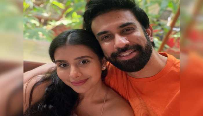 Charu Asopa and Rajeev Sen pose for a happy selfie together amid divorce, fans are confused!