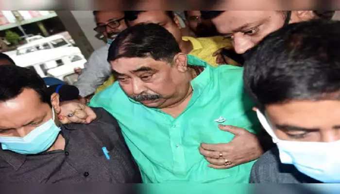 'CHOR CHOR' slogan chanted with SHOE in hand, protest intensifies as Anubrata Mandal enters Asansol COURT