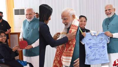 Which gifts were given to PM Narendra Modi by Indian Commonwealth Games contingent? 