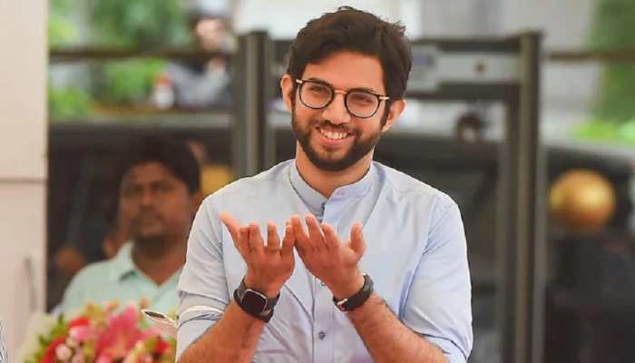 Maharashtra Politics: 'Ale Re Ale, Gaddar Ale', Aaditya Thackeray MOCKS Eknath Shinde camp MLAs outside assembly 