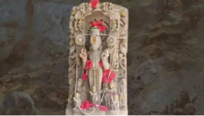 Ancient idol of LORD VISHNU found during excavation, huge crowd of devotees gather for DARSHAN
